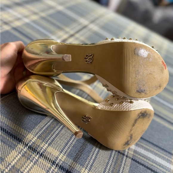 Rock & Republic - 'KURT White' Heels White & Gold Studded Rivets - Picture 6 of 7